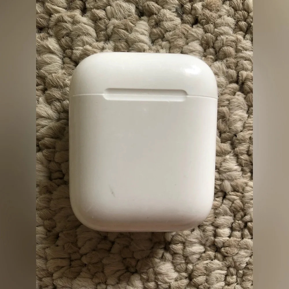 Apple Airpods 2nd Gen Authentic Replacement Charging Case A1602 & left airpod